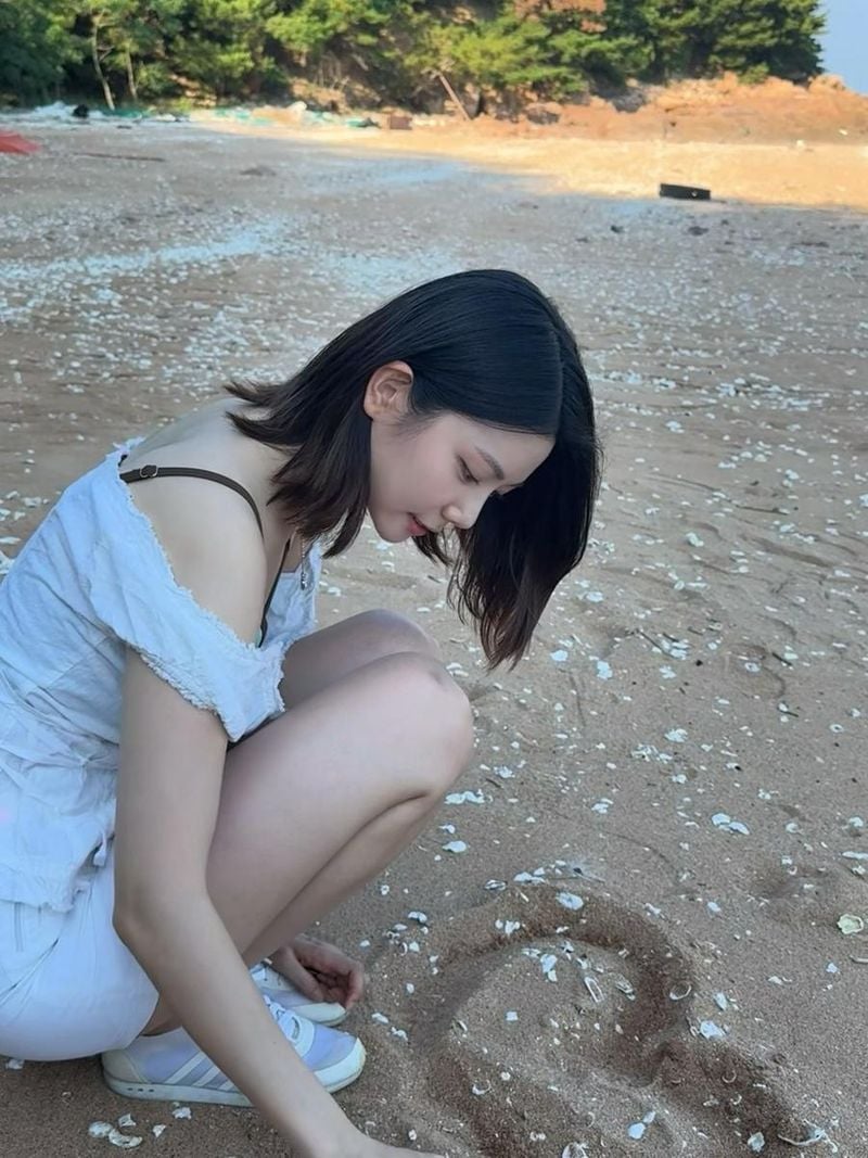 “바람에 머물다”…이가은, 고요한 여름 해변→순수한 순간 포착 / 배우, 가수 이가은 인스타그램