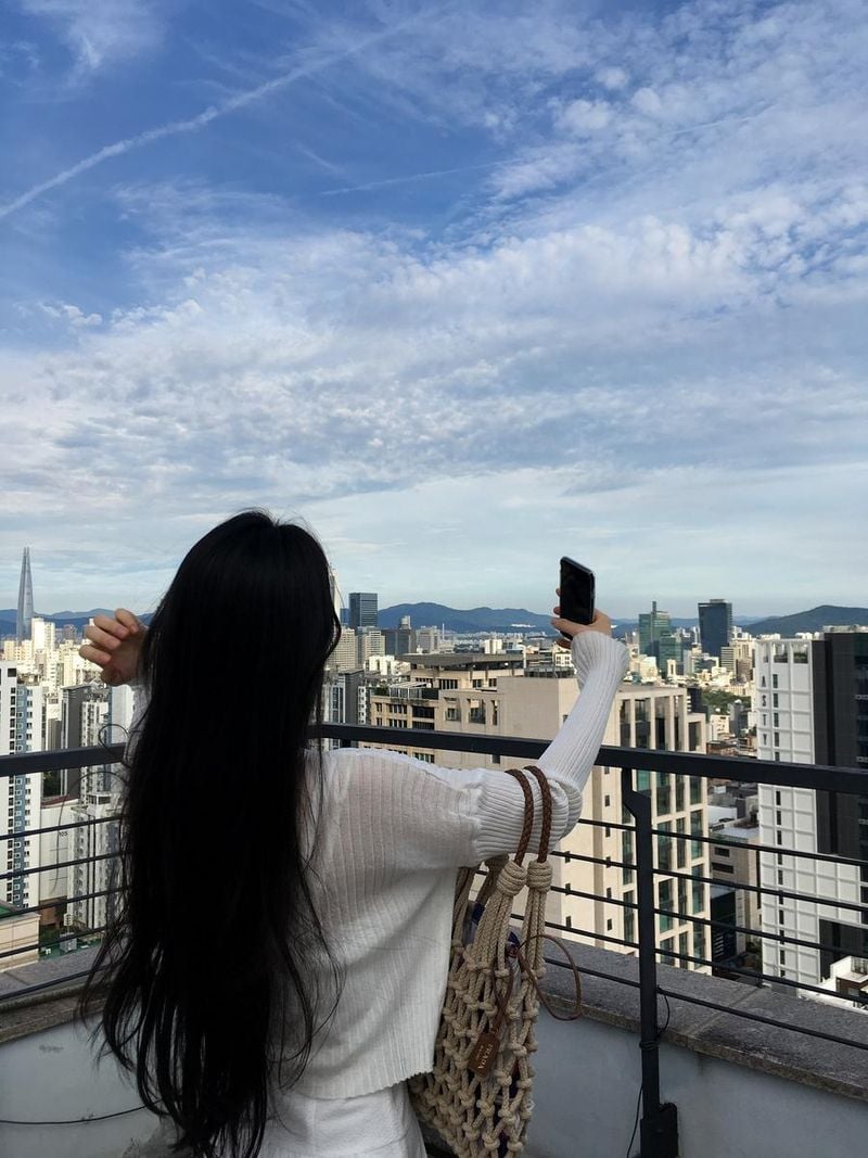 “푸른 하늘과 함께 머문 시간”…신예은, 여름 도심의 자유→고요한 일상의 전율 / 배우 신예은 인스타그램