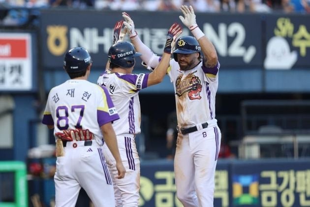 “케이브 투런포·적시타”…두산, SSG 연승 저지하며 5-4 신승 / 연합뉴스