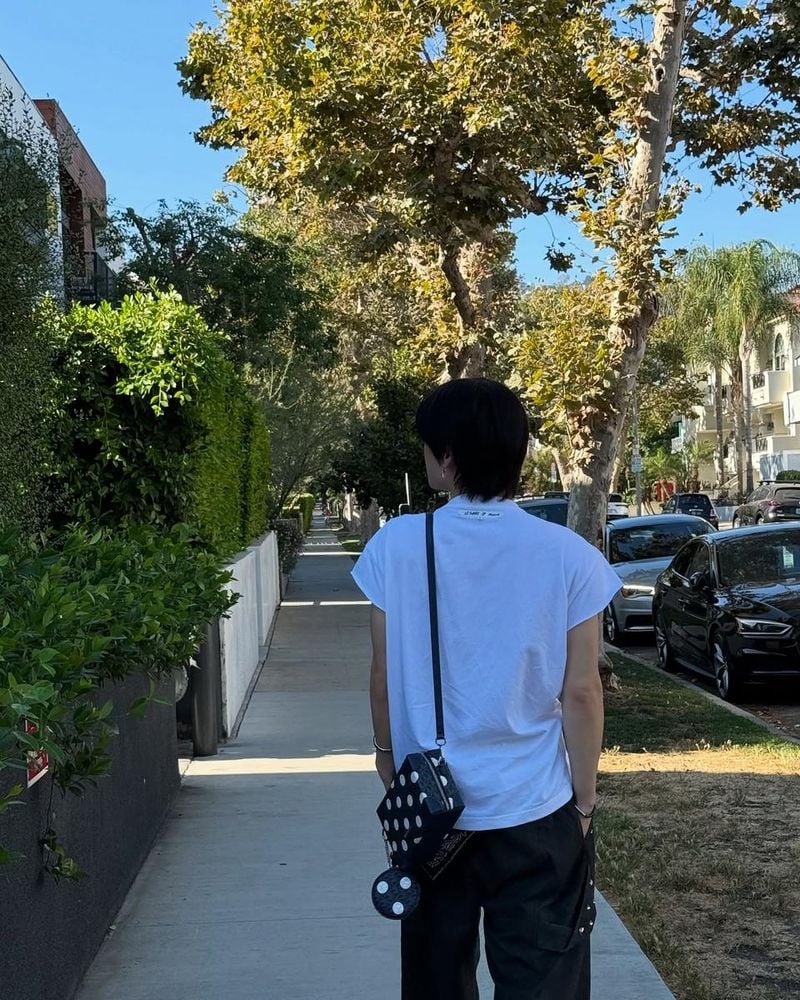 “조용한 여름 오후, 뒷모습의 여운”…앨런, 따스한 산책길→계절의 경계에서 / 그룹 크래비티 앨런 인스타그램