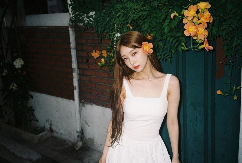 “흐드러진 여름 꽃 아래”…여진, 밤의 정취→청순 미모 절정 / 걸그룹 루셈블 여진 인스타그램