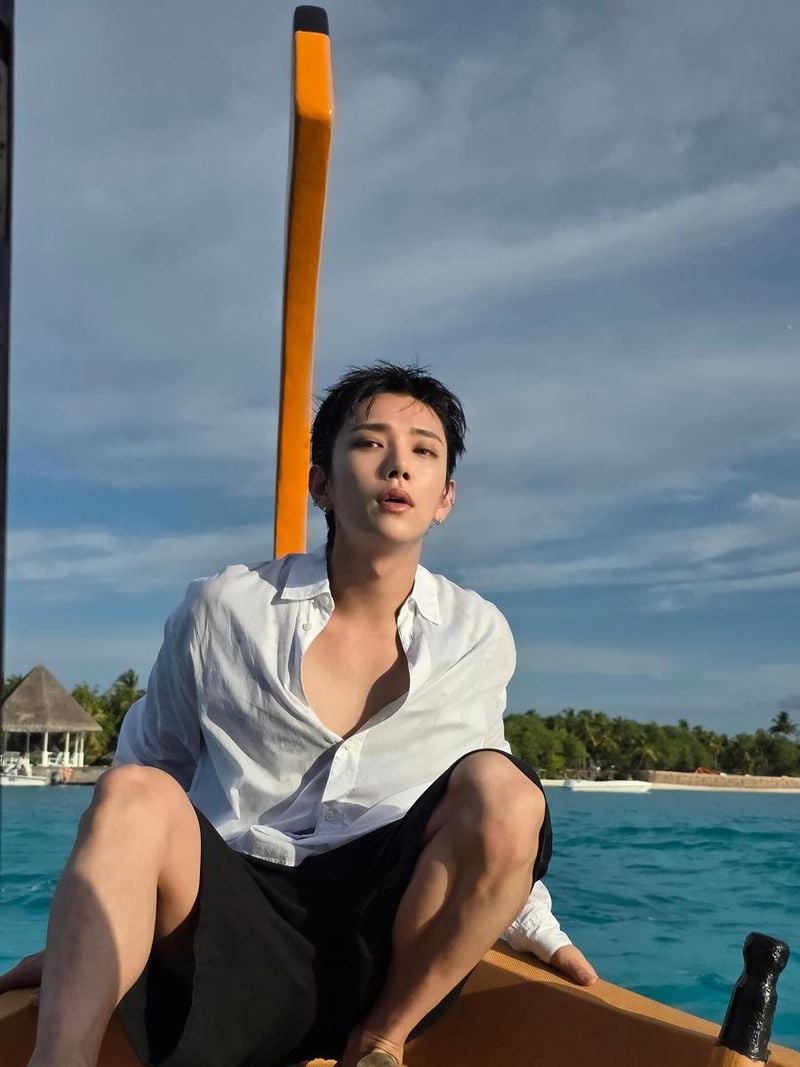 “바람 따라 스며든 여름”…조슈아, 섬빛 눈동자→청량한 압도 / 그룹 세븐틴 조슈아 인스타그램
