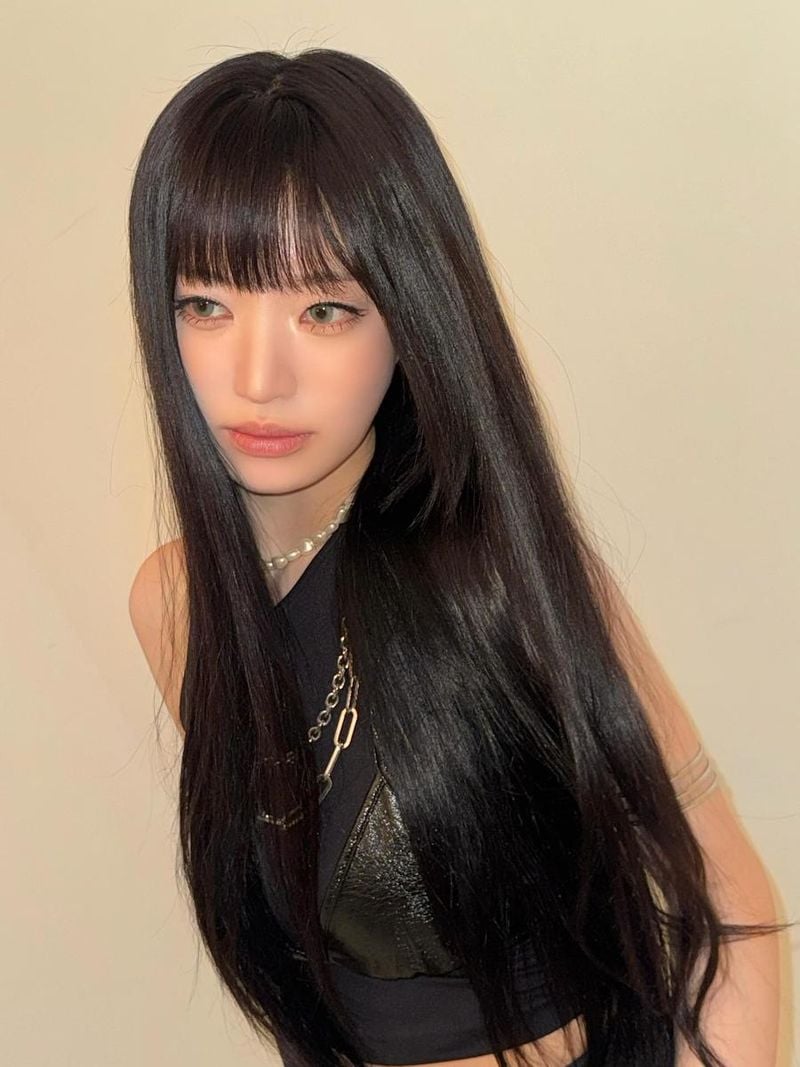 “긴 머리 아래 깊어진 눈빛”…시윤, 당당함 속 청초→여름밤 분위기 물씬 / 걸그룹 빌리 시윤 인스타그램