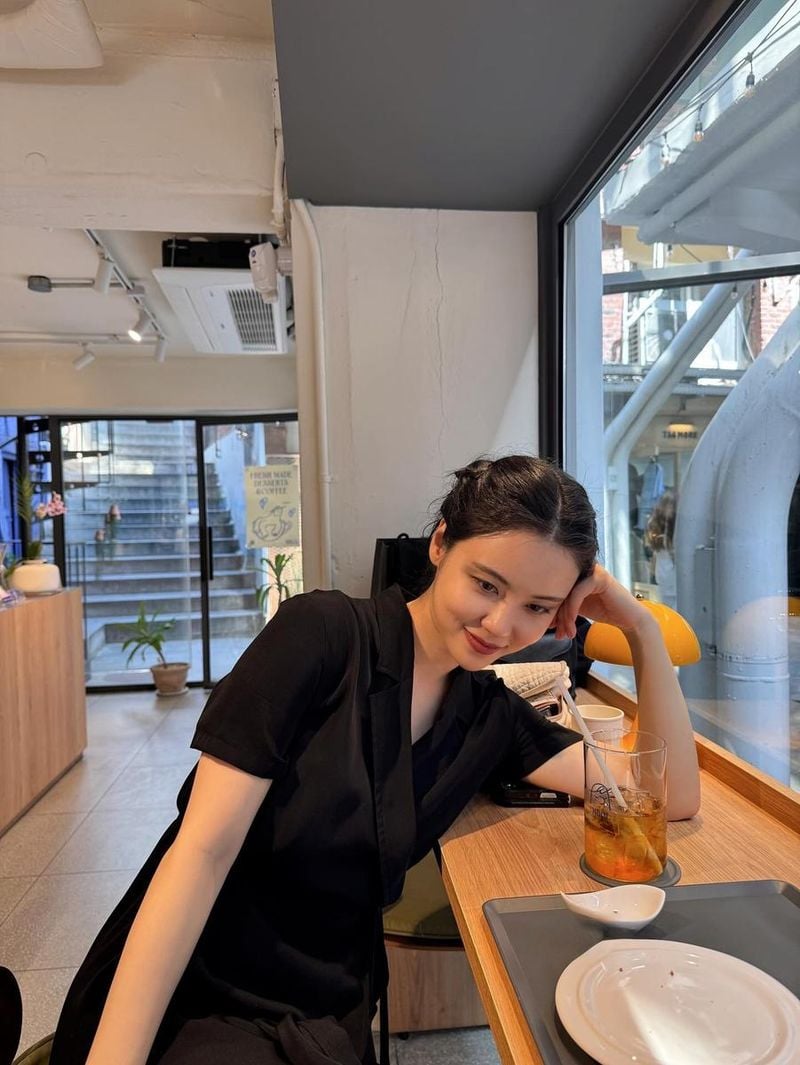 “점점 밝아지는 나”…서윤아, 여름 오후의 휴식→카페 속 미소 / 배우 서윤아 인스타그램