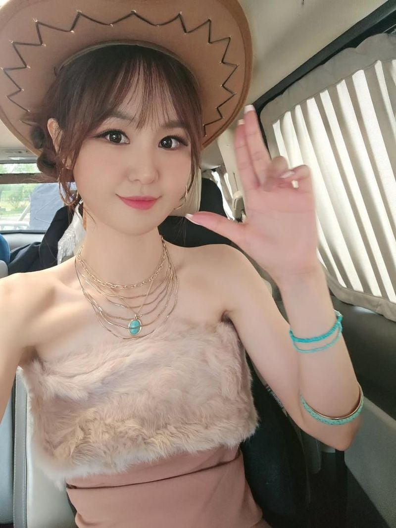 “화사한 총잡이 포즈”…윤수현, 여름 햇살 아래→독보적 존재감 / 가수 윤수현 인스타그램