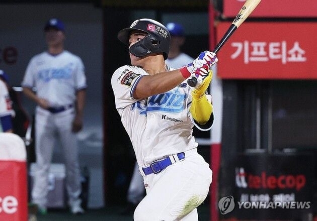 “타율·출루율·장타율 1위 등극”…안현민, 규정타석 채우고 신인 돌풍 / 연합뉴스