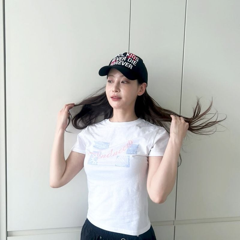 “긴 머리 사이로 여름이 흐른다”…오연서, 모자와 청량함→고요한 반전 / 배우 오연서 인스타그램
