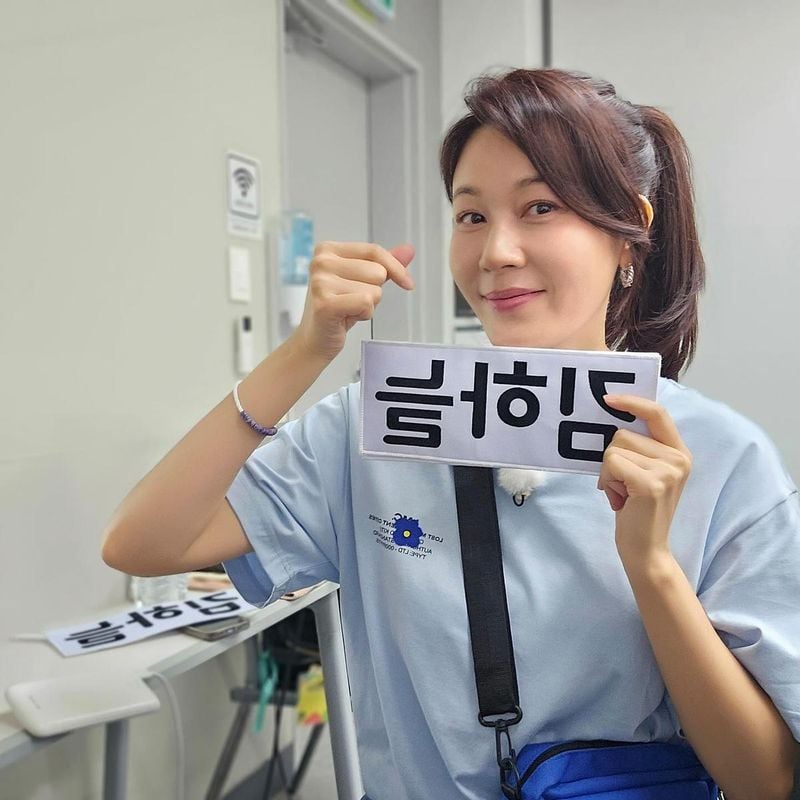 “웃음 머금은 응원의 한마디”…김하늘, 맑은 여름 오후→긍정 에너지 전달 / 배우 김하늘 인스타그램