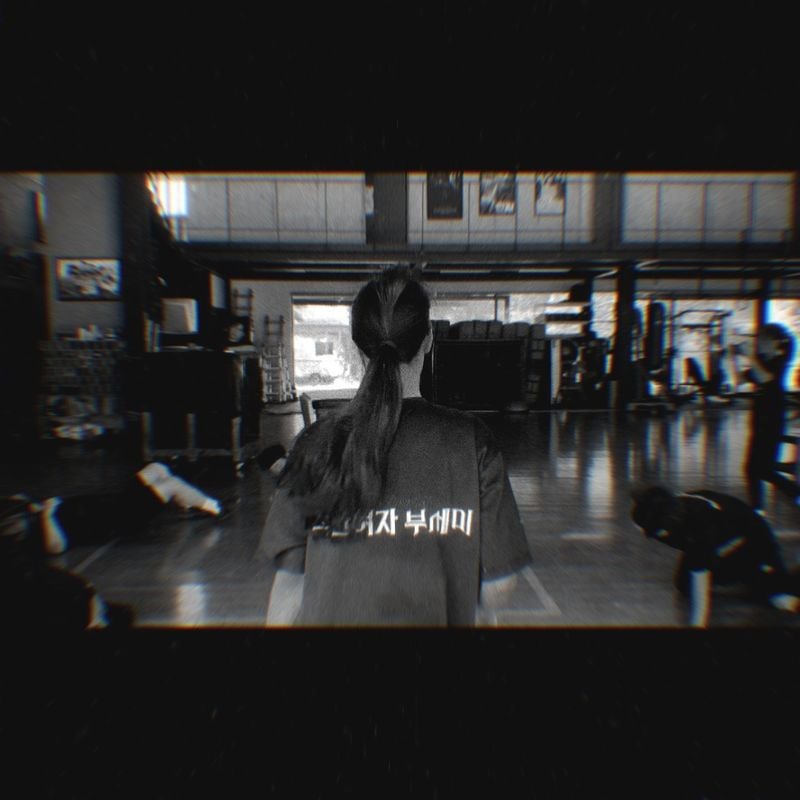 “흐릿한 빛 사이 홀로 선 순간”…전여빈, 내면의 응시→흑백 훈련장 비화 / 배우 전여빈 인스타그램
