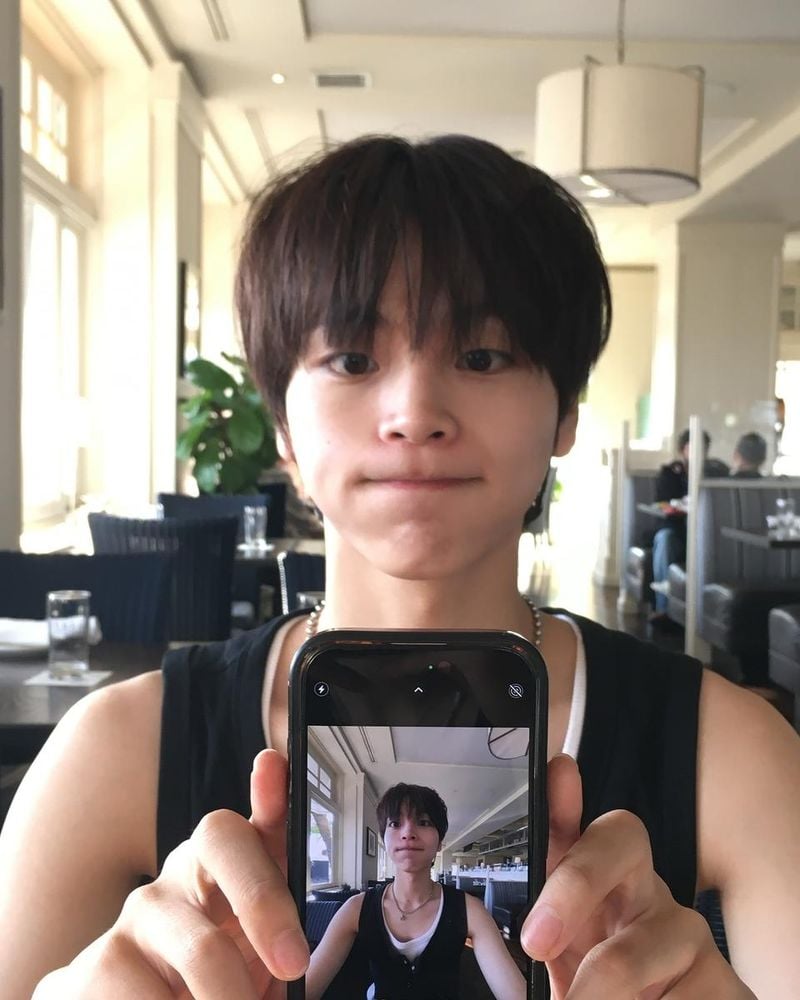 “선명한 여름 오후의 미소”…크래비티 형준, 무심한 여유→캘리포니아 감성 완성 / 그룹 크래비티 형준 인스타그램