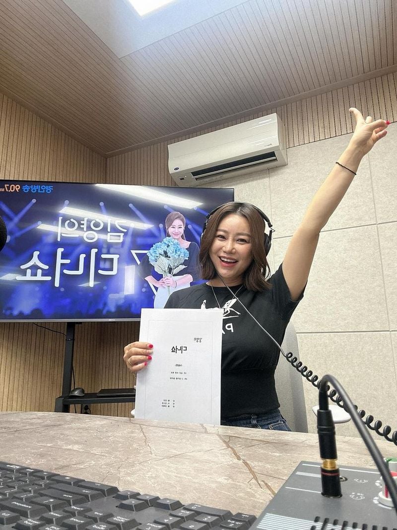 “선물도 풍성하고 건강한 트롯한상”…김양, 밝은 미소로 전한 여름 저녁→디너쇼 현장 밝힌 인증 / 가수 김양 인스타그램