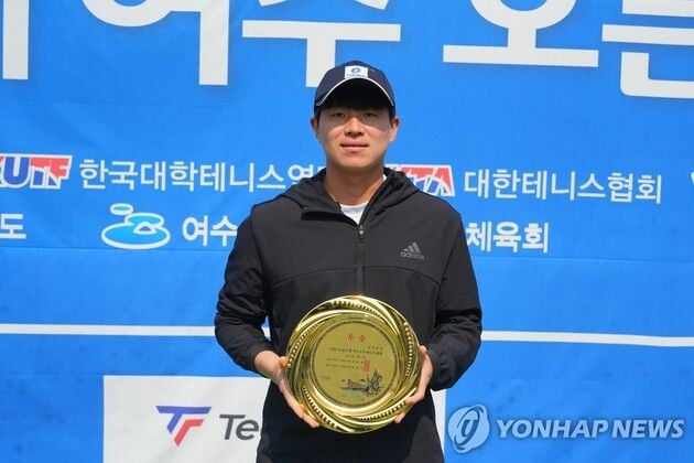 “풀세트 혈투 끝 정상”...이재문·박은영, 순천오픈 테니스 남녀 단식 우승 / 연합뉴스