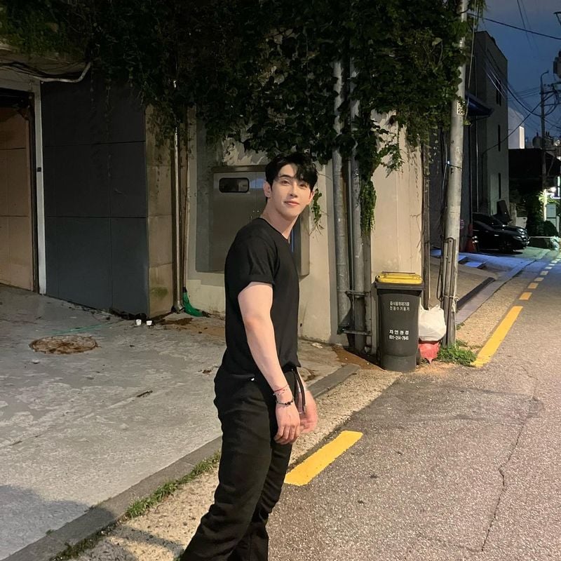 “덥다 더워”…박현호, 여름밤 골목에서→계절을 부르는 눈빛 / 가수 박현호 인스타그램