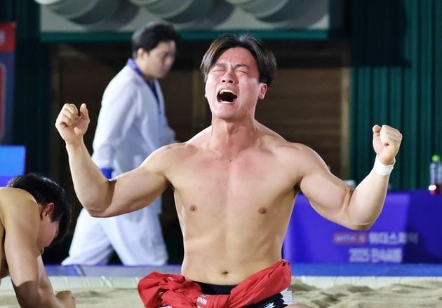 “들배지기 3회 성공”…황찬섭, 영동장사대회 소백장사 3번째 등극 / 연합뉴스