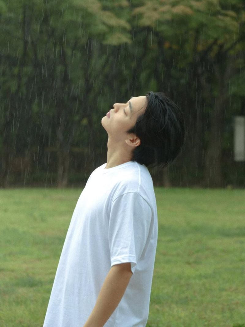 “서울숲 빗속의 고요함”…옥진욱, 여름 감성→순수한 해방의 순간 / 가수, 배우 옥진욱 인스타그램