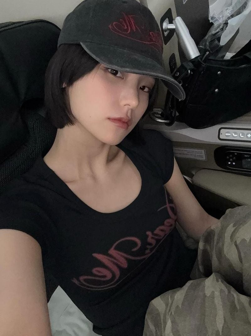 “시선을 끄는 무심한 단정함”…예지, 여행의 여운→차분한 눈빛 속 비밀 / 걸그룹 있지 예지 인스타그램