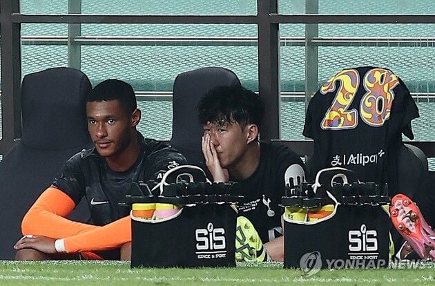 “눈물의 작별”…손흥민, 토트넘 고별전서 6만 팬 환호 속 퇴장 / 연합뉴스