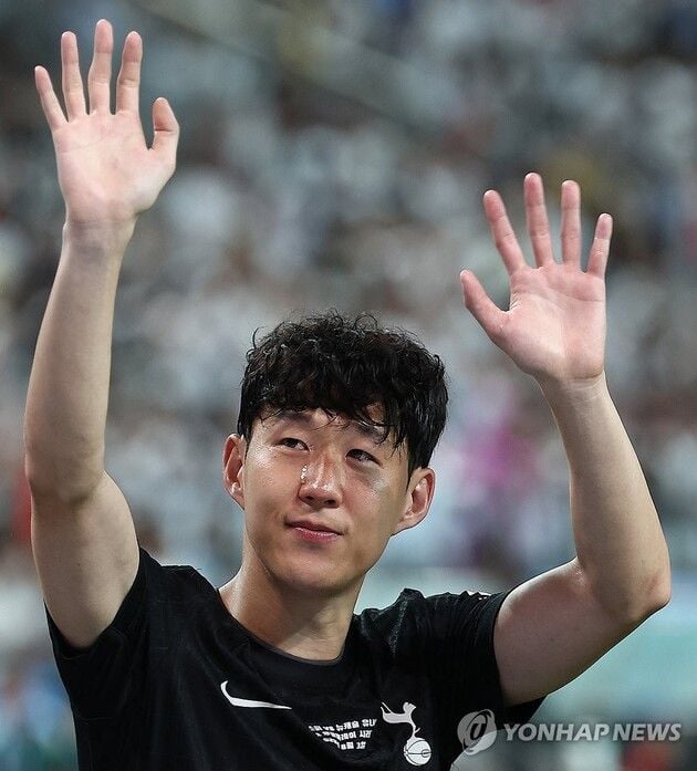 “눈물의 헹가래”…손흥민, 토트넘 고별전 6만 팬과 작별 / 연합뉴스