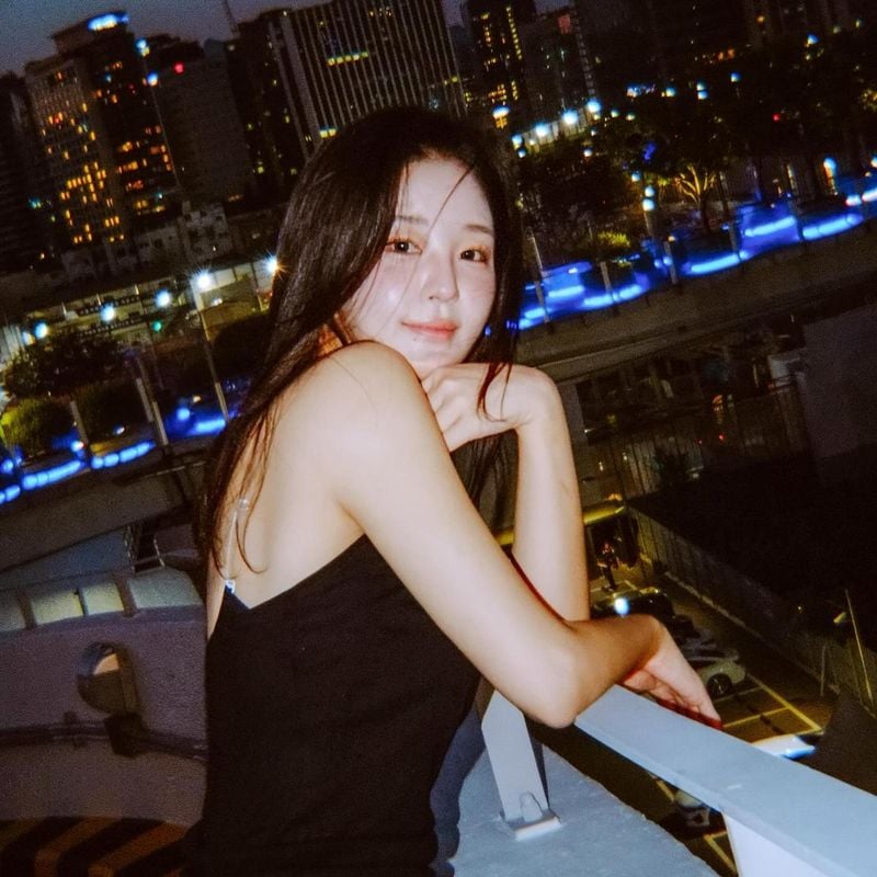 “빛과 어둠 사이 섬세한 미소”…김수아, 여름밤 감성→흑백의 순간 포착 / 하트페어링 출연자 김수아 인스타그램