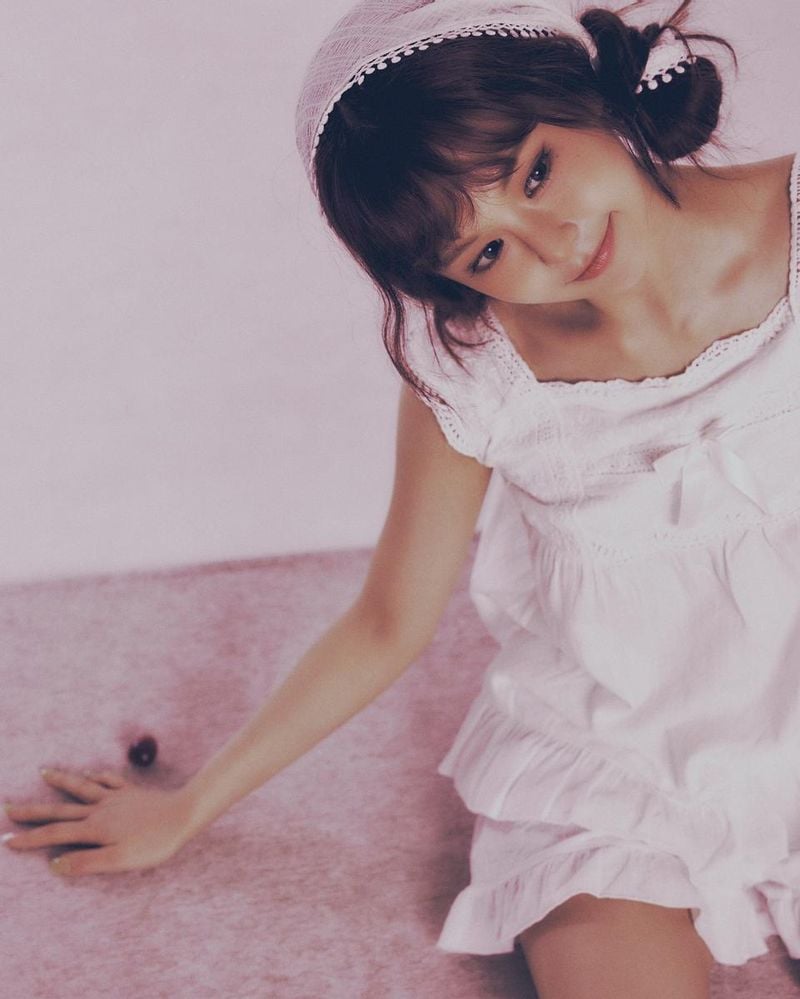 “몽환과 맑음이 공존한 저녁”…이유, 꿈결 같은 여름→화이트 무드 포착 / 걸그룹 에버글로우 이유 인스타그램