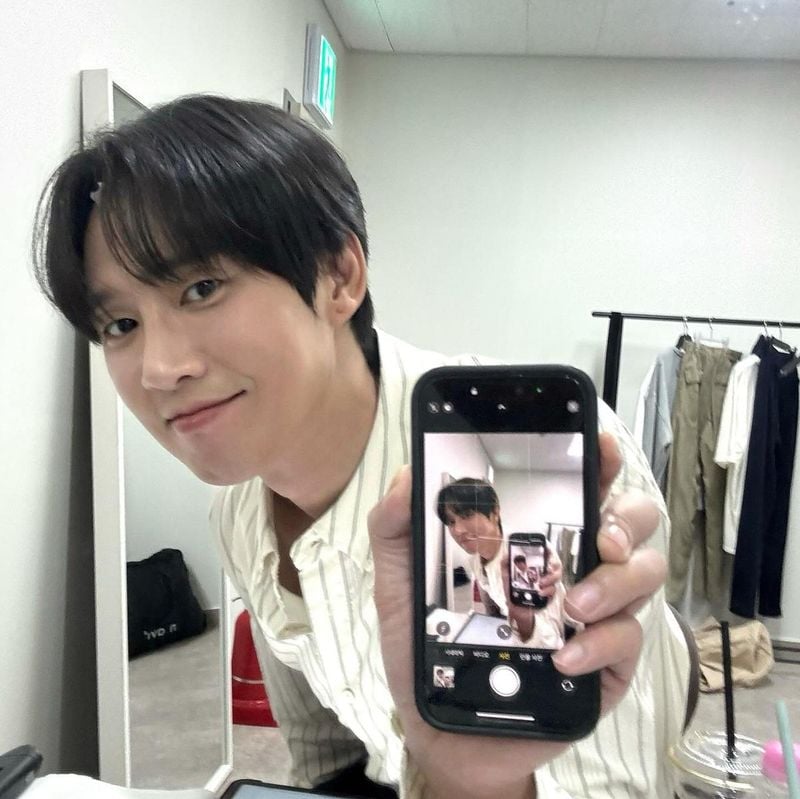 “감사한 순간, 미소로 남겼다”…박성훈, 따스한 여름밤→거울 셀카 속 여운 / 배우 박성훈 인스타그램