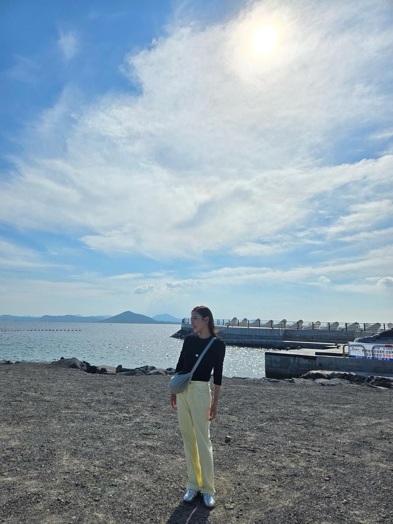 “햇살 아래 잠시 멈춘 시간”…송가인, 여름 끝자락→고요한 바다 산책 / 가수 송가인 인스타그램