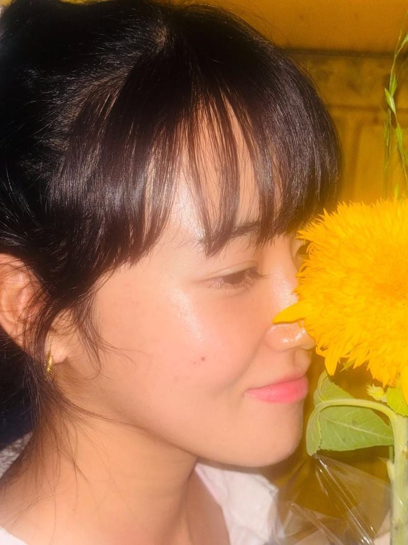 “감사함을 많이 느끼는 요즘”…허가윤, 꽃 옆 미소→한여름 따스함 가득 / 걸그룹 포미닛 출신 배우 허가윤 인스타그램
