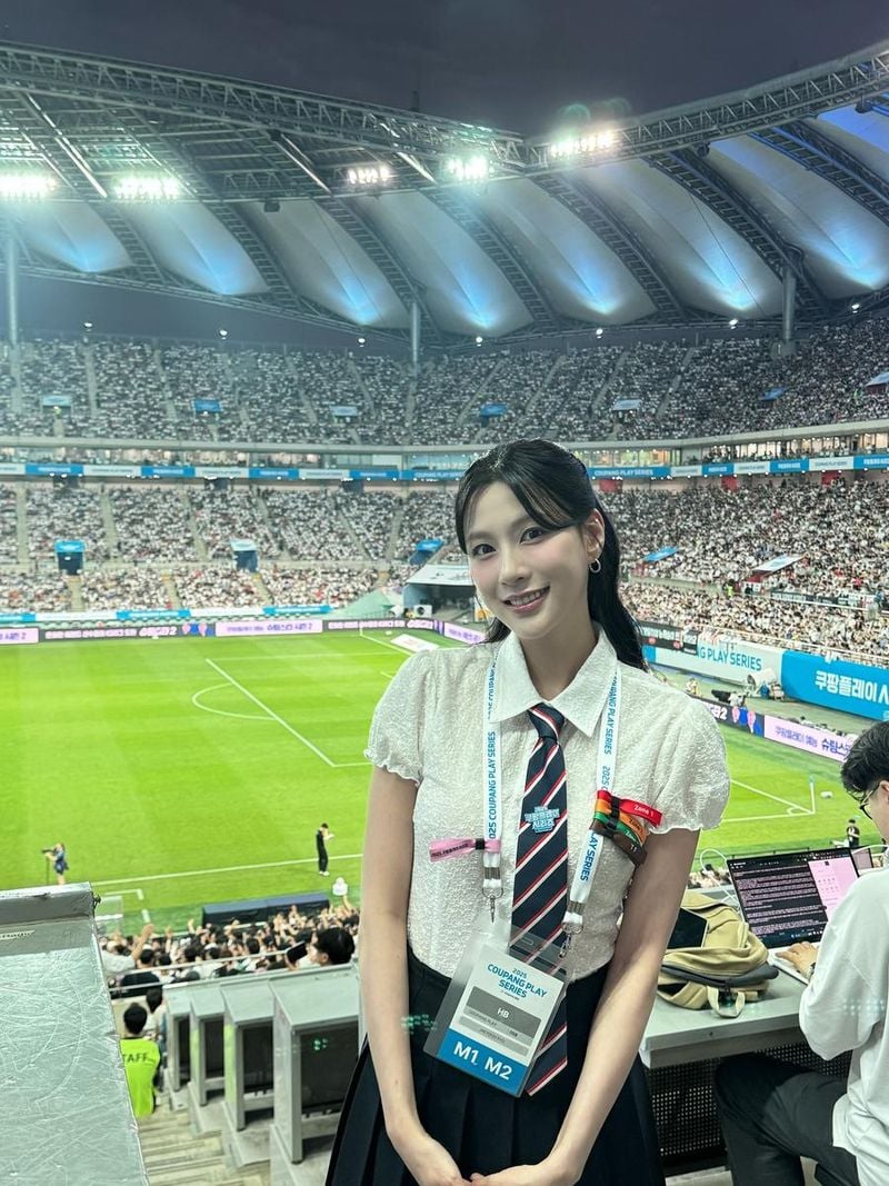 “감동적이고 낭만적인 순간”…오하영, 빗속의 그라운드→여운 남긴 미소 / 걸그룹 에이핑크 오하영 인스타그램