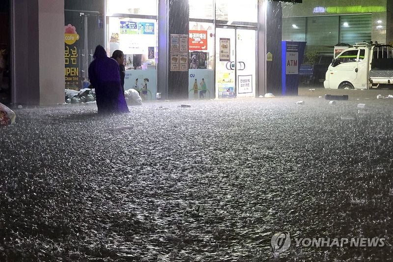 무안군을 중심으로 광주·전남 곳곳에 극한호우가 쏟아진 3일 오후 광주 북구 운암동 거리가 침수됐다. 2025.8.3 / 연합뉴스
