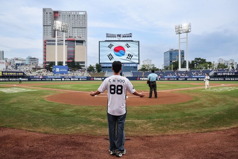 “울림 가득 야구장”…라포엠 유채훈, ‘NC 다이노스전’ 애국가와 시구→뜨거운 환호 / 드라마하우스스튜디오