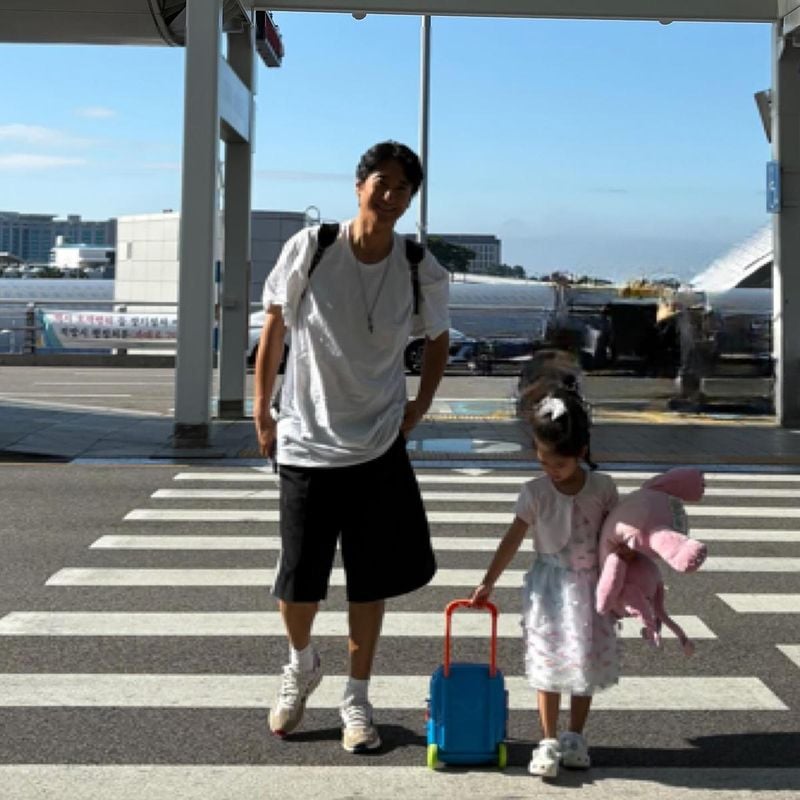 “함께 걷는 이 아침”…신현준, 아이와 공항에서→평온한 여름길 / 배우 신현준 인스타그램