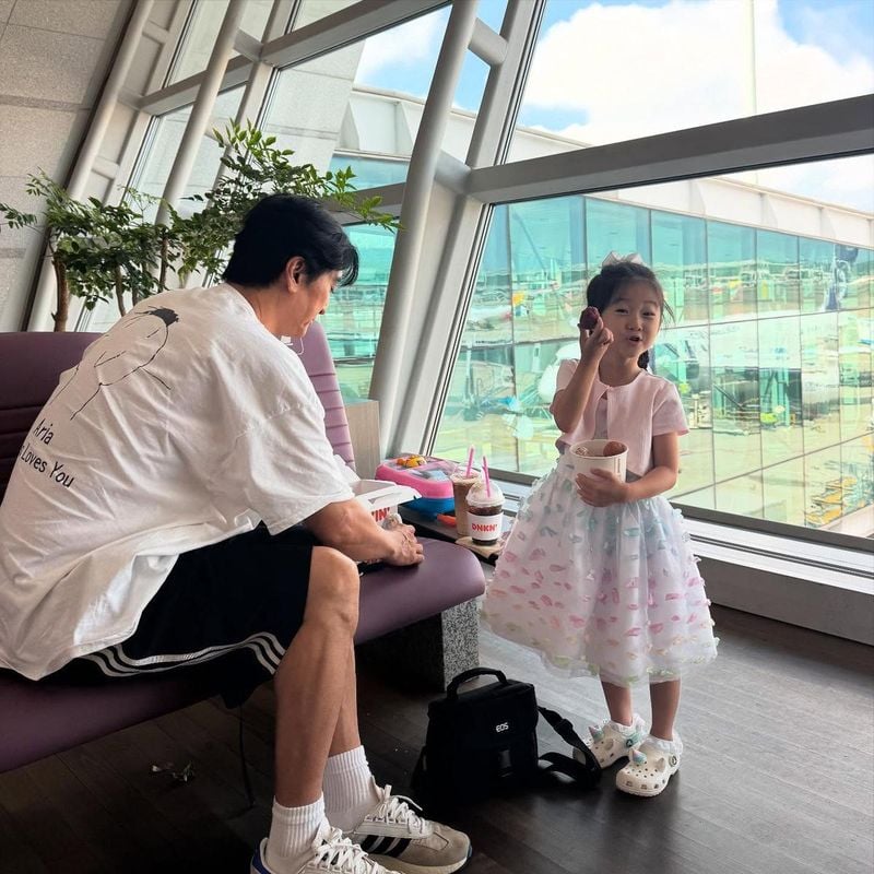 “서로를 바라본 아침의 온기”…신현준, 딸과 여름날 휴식→공항 풍경에 스민 다정 / 배우 신현준 인스타그램