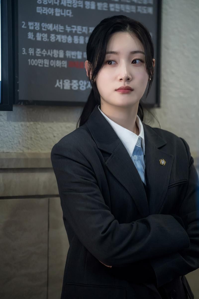 “반전의 당돌함”…정채연, ‘에스콰이어’ 첫 등장→이진욱과 미묘한 긴장감 / ㈜비에이엔터테인먼트,SLL,스튜디오S