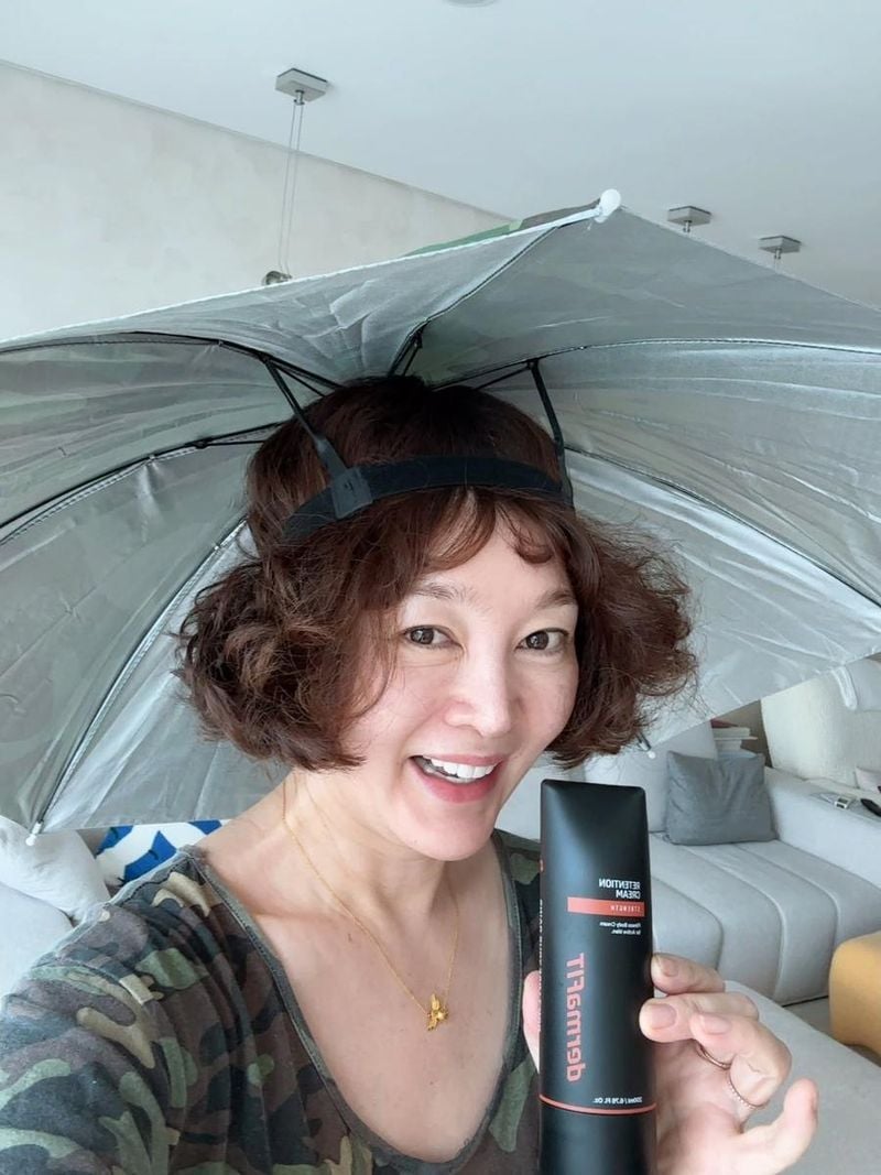 “하루하루 견디어낸다는 표현이 맞아요”…이승연, 쾌활한 여름 웃음→바디케어 노하우 선물 / 배우 이승연 인스타그램