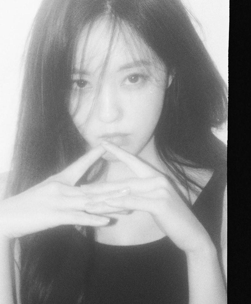 “흑백 속 깊은 응시”…효민, 몽환적 여름→감성 셀카로 압도 / 걸그룹 티아라 효민 인스타그램