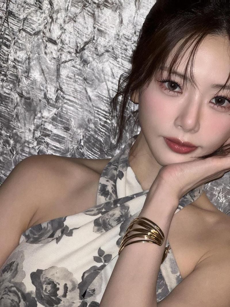 “달라스에서 전하는 여름의 눈빛”…지유, 몽환적 시선→도시 감성 폭발 / 걸그룹 드림캐쳐 지유 인스타그램
