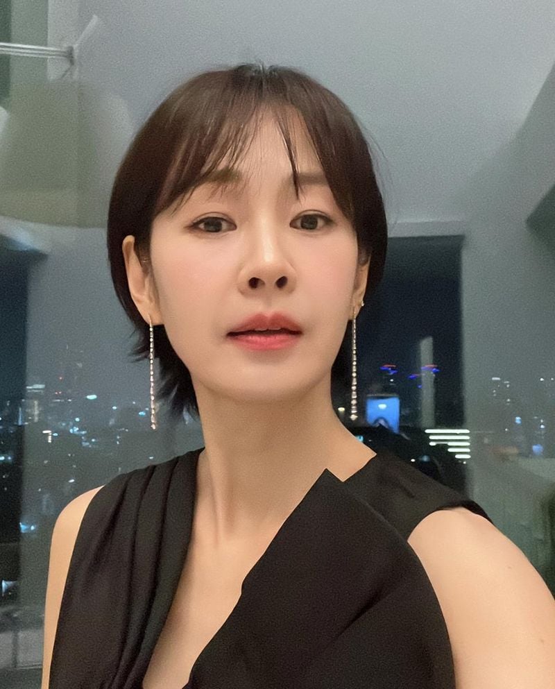 “새로운 시즌을 위해”…명세빈, 단발 변신→여름밤 우아함 / 배우 명세빈 인스타그램