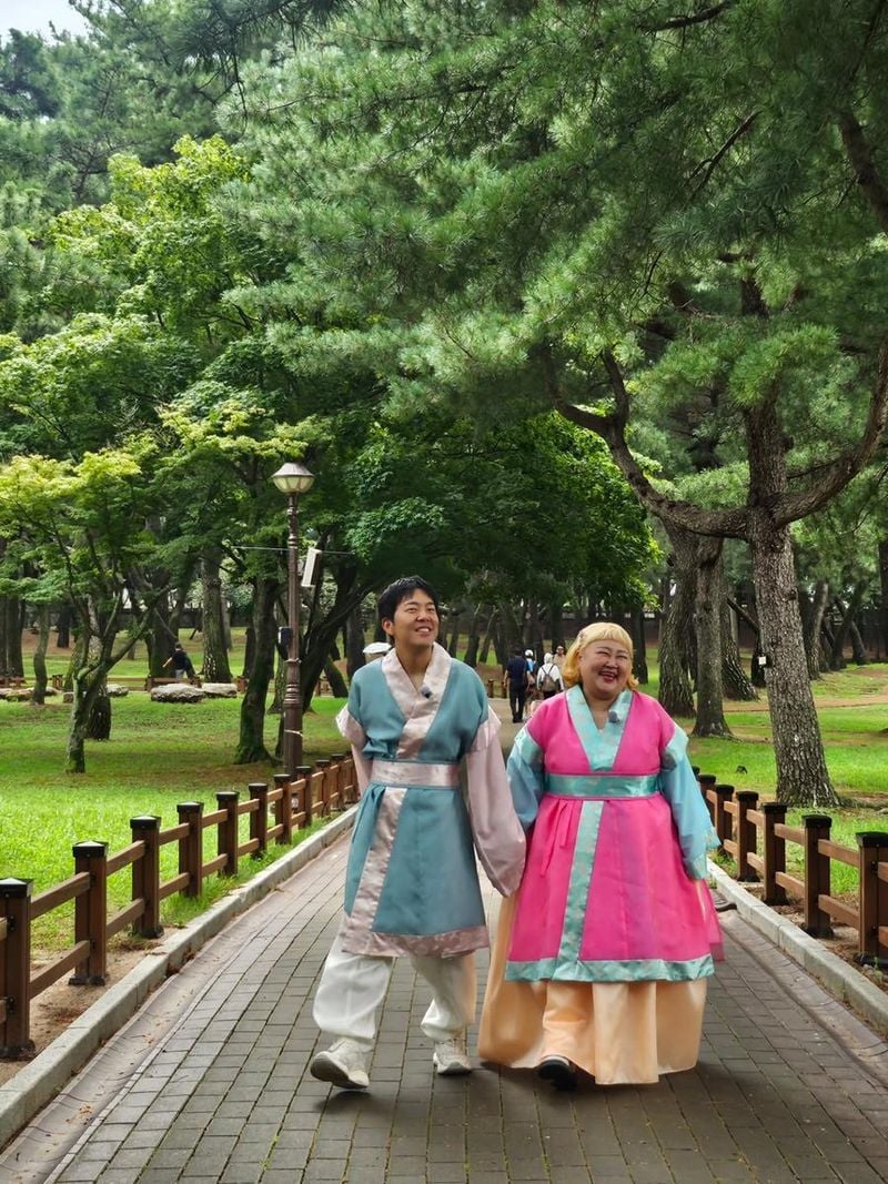 “진짜 더운데 경주…너무 좋아”…홍윤화, 한복 입은 산책→여름 웃음 전율 / 코미디언 홍윤화 인스타그램