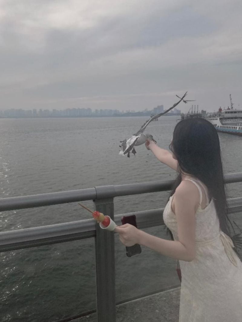 “햇살 아래 펼쳐진 여름 감성”…윤서령, 강가에서 맞이한 오후→순수한 여유 담아 / 가수 윤서령 인스타그램