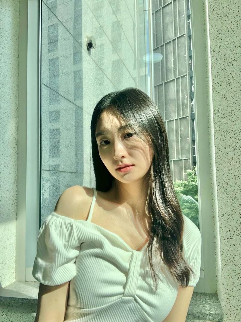 “나의 햇살”…이혜원, 여름 오후 창가→청초한 분위기 / 환승연애3 출연자 영어강사 이혜원 인스타그램