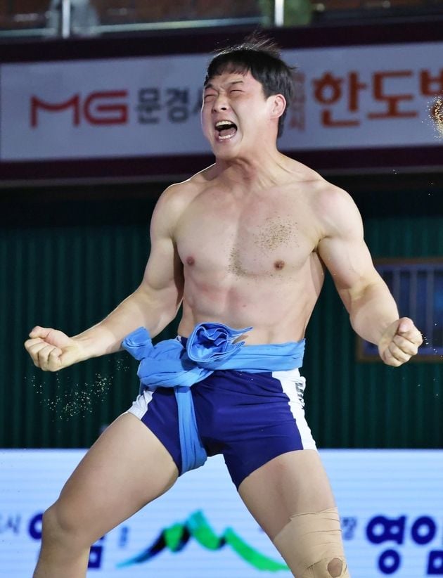 “오금당기기 승부”…문준석, 영동장사대회 태백장사 3-2 등극 / 연합뉴스