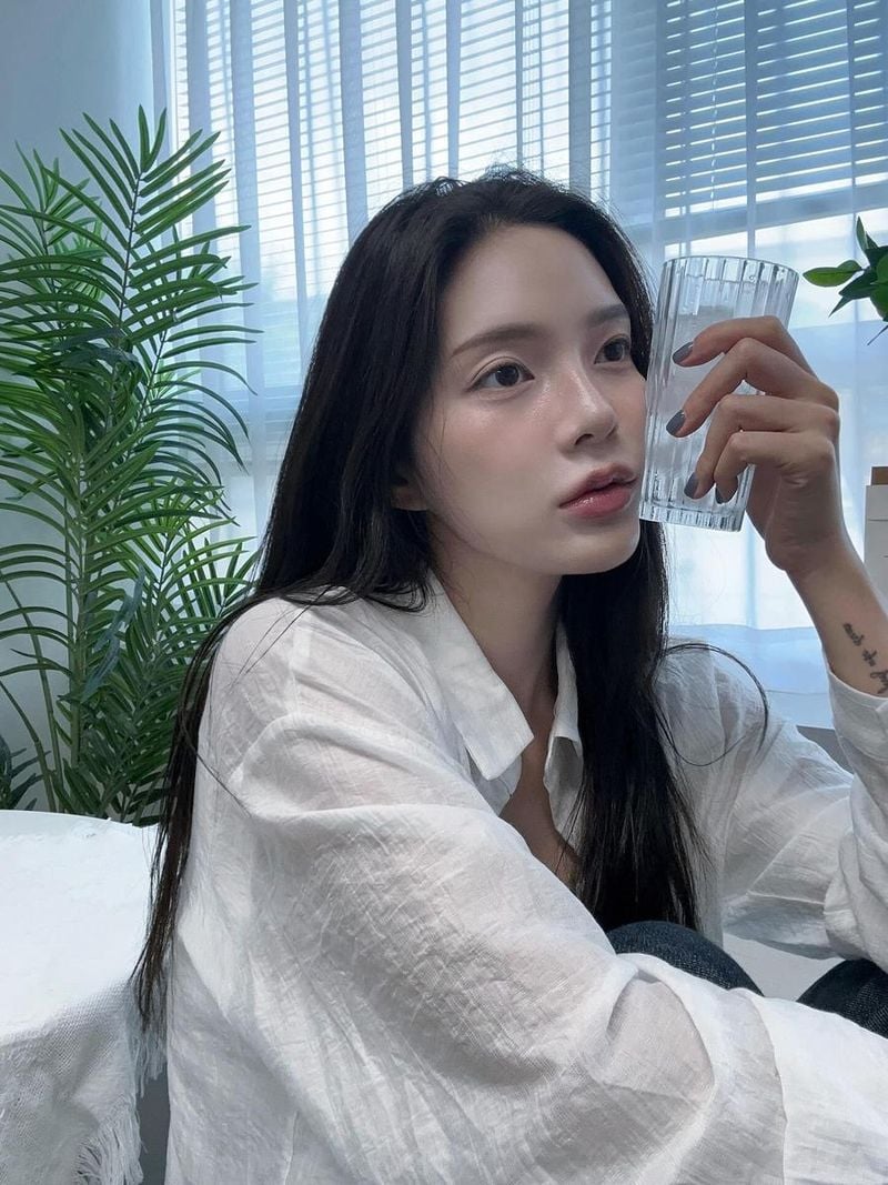 “잠깐만 나갔다 와도 울긋불긋”…조가빈, 여름 열기→냉정한 차분미 / 걸그룹 나인뮤지스 소진 조가빈 인스타그램