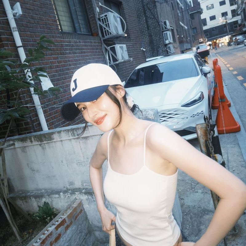 “여름 공기 속에 스며든 미소”…낸시, 자연스러운 일상→청량미 폭발