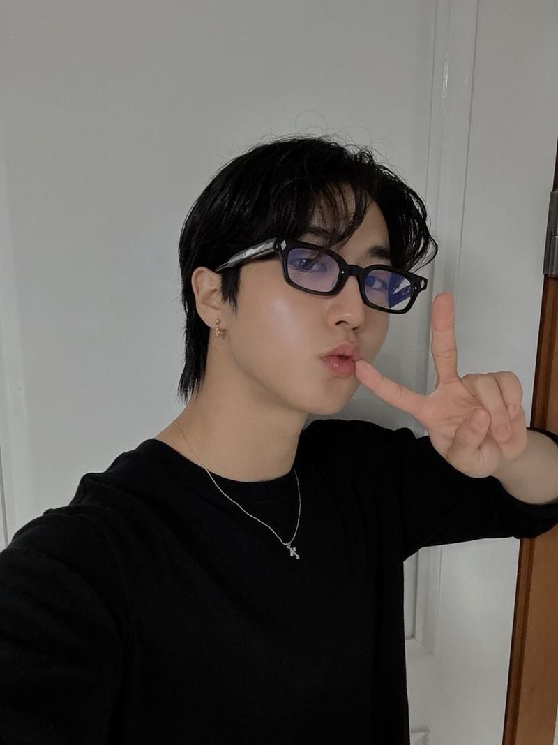 “새안경과 셀카들”…한지성, 투명한 시선→여름밤 감각적 셀카 / 그룹 스트레이키즈 한지성 인스타그램