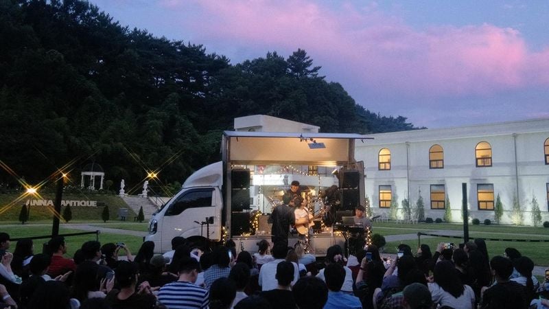 “잔디밭 위 낭만 가득”…장범준, 분홍빛 노을 아래→버스킹 감성 폭발 / 가수 장범준 인스타그램
