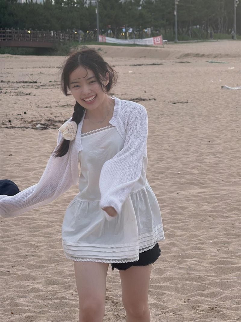 “청량한 여름 한가운데”…김지윤, 해변에서 피어난 미소→순수의 정점 / 배우 김지윤 인스타그램