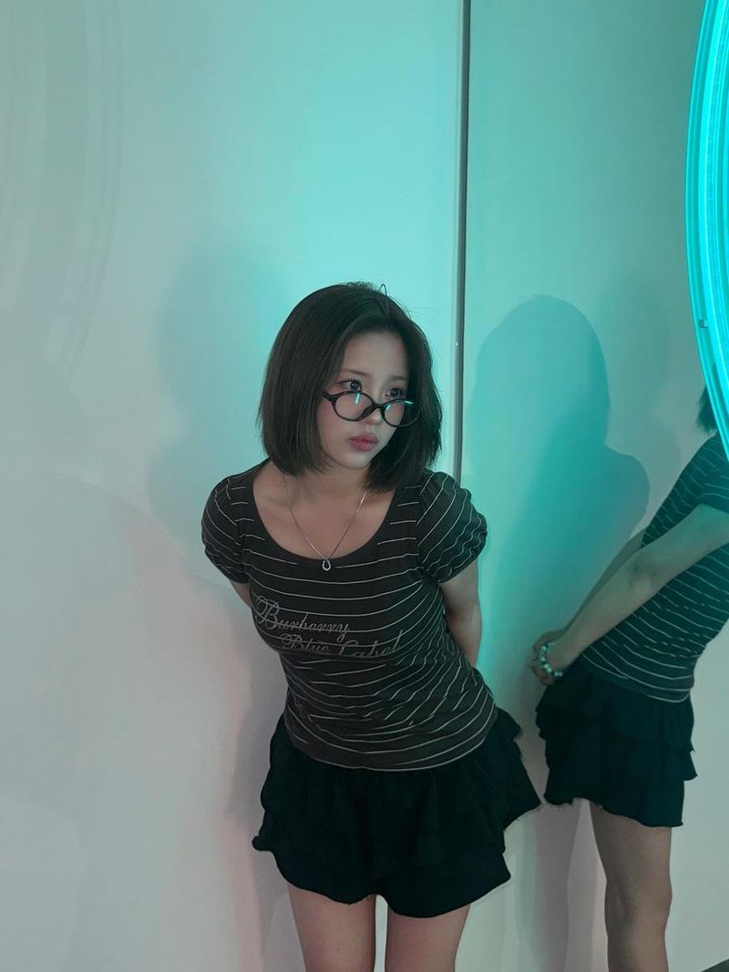 “차분한 시선 머문 여름밤”…유나, 빛과 그림자 속 반전→도회적 눈빛 / 걸그룹 첫사랑 유나 인스타그램