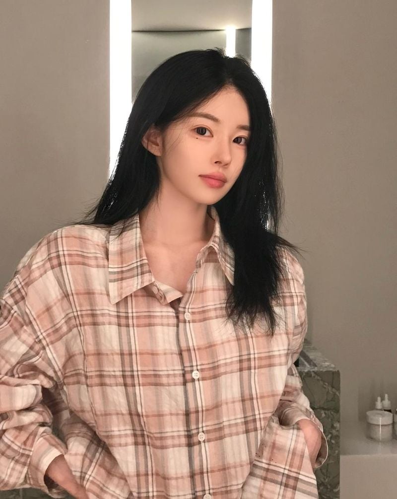 “고요한 시선 머문 밤”…유혜원, 여름밤 거울 속 단정한 존재감 / 커플팰리스2 출연자 모델 유혜원 인스타그램
