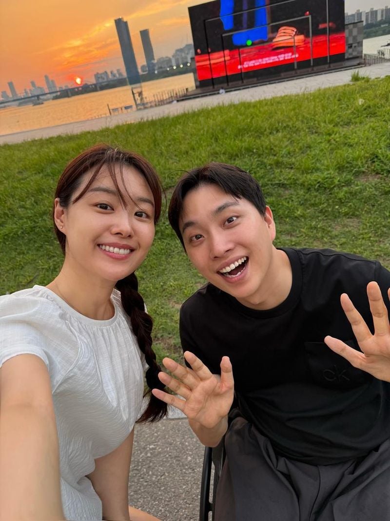 “짝꿍이랑 1일 1한강”…송지은, 해질녘 미소→설렘과 소박한 여름 / 걸그룹 시크릿 송지은 인스타그램