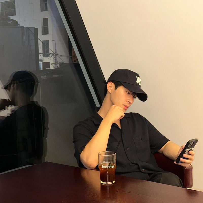 “유리창 너머로 흐르는 속마음”…정재광, 고요한 밤→생각에 잠긴 여름의 순간 / 배우 정재광 인스타그램